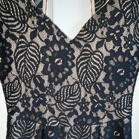 Lace detail open back dress - Picture 3 of 4